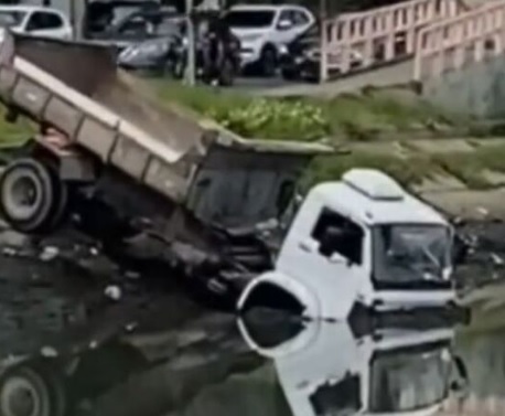 Caminhão caiu em canal em Boa Viagem/Foto: redes sociais Caminhão caiu em canal em Boa Viagem/Foto: redes sociais