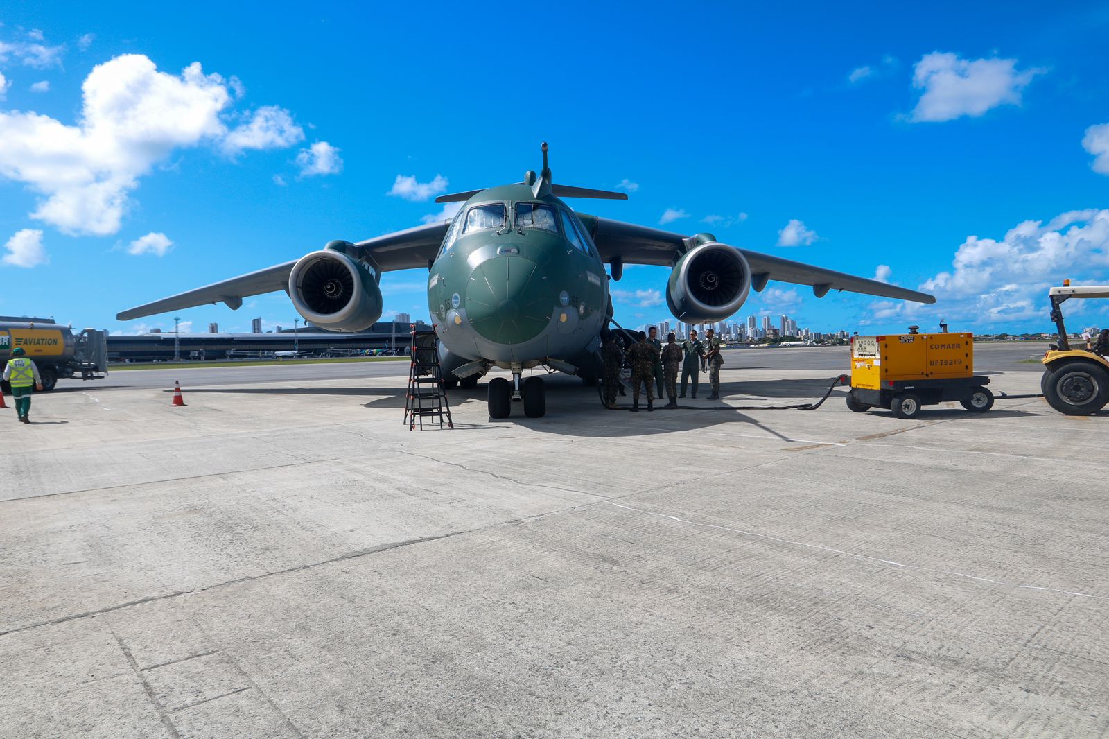 A estrutura do hospital e profissionais de sa&uacute;de foram transportador por uma aeronave modelo KC-390 Millenium./Foto: Marina Torres/DP
