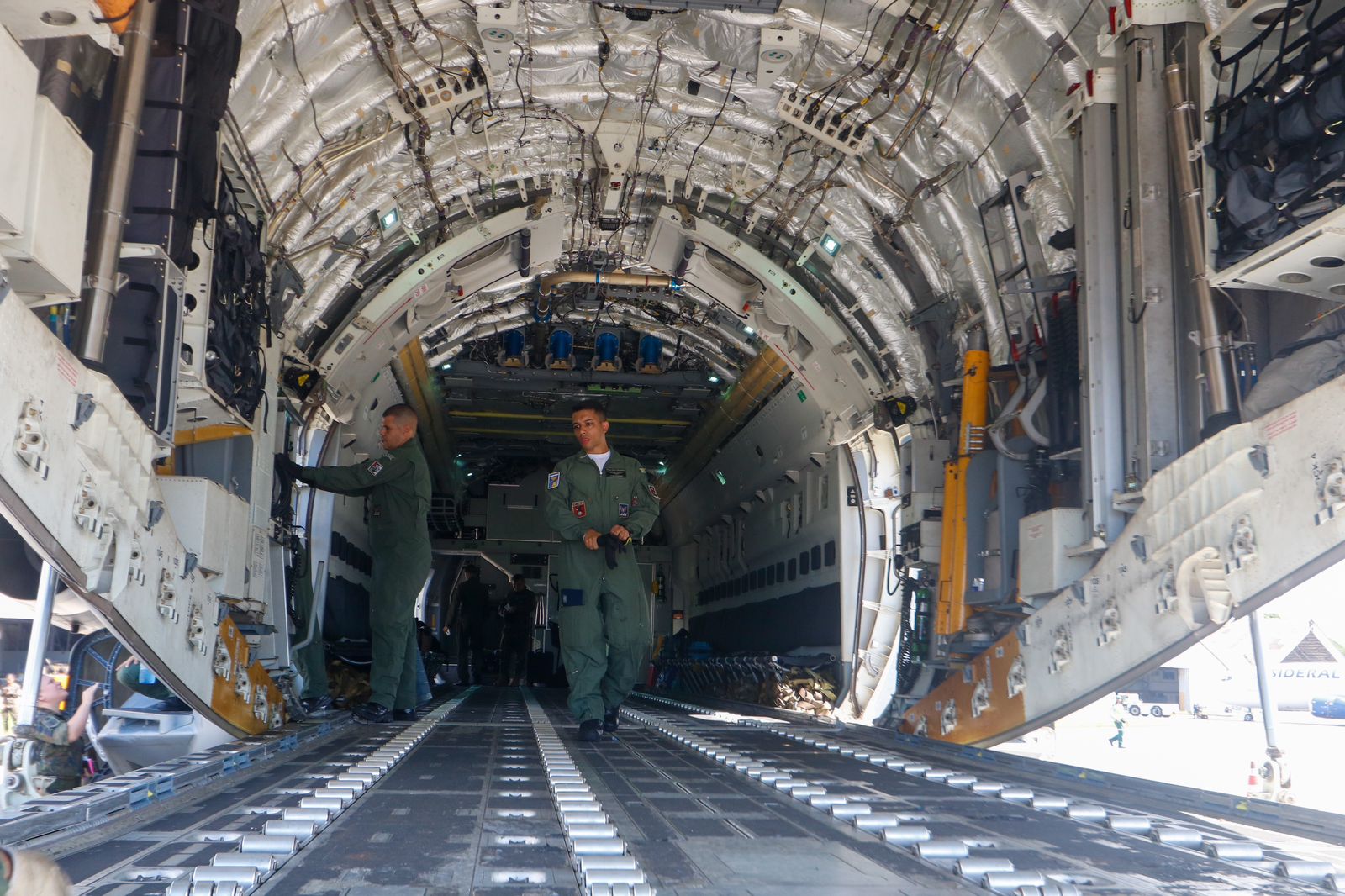 A aeronave partiu por volta das 9h, da Base Aérea do Recife, na Zona Sul, com profissionais da saúde e a unidade hospitalar de campanha.