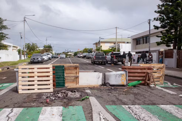 Na capital do arquipélago, Noumea, ainda ouviam-se tiros nesta quinta-feira de manhã/Crédito: Delphine Mayeur / AFP Na capital do arquipélago, Noumea, ainda ouviam-se tiros nesta quinta-feira de manhã/Crédito: Delphine Mayeur / AFP