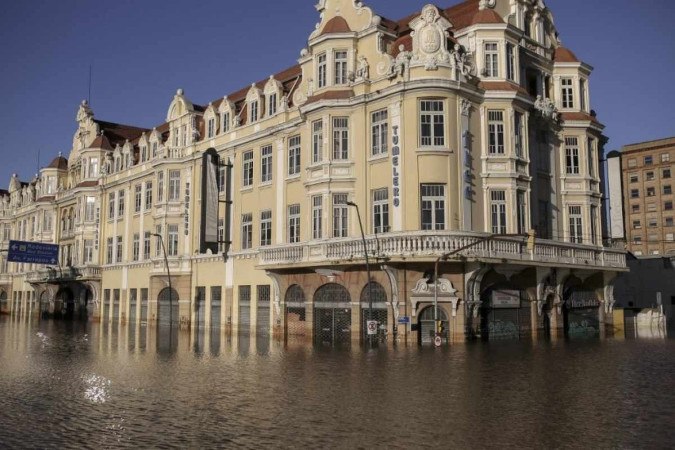 Vista de uma rua inundada no centro histórico da cidade de Porto Alegre, estado do Rio Grande do Sul, Brasil, em 14 de maio de 2024/foto: Anselmo Cunha / AFP Vista de uma rua inundada no centro histórico da cidade de Porto Alegre, estado do Rio Grande do Sul, Brasil, em 14 de maio de 2024/foto: Anselmo Cunha / AFP