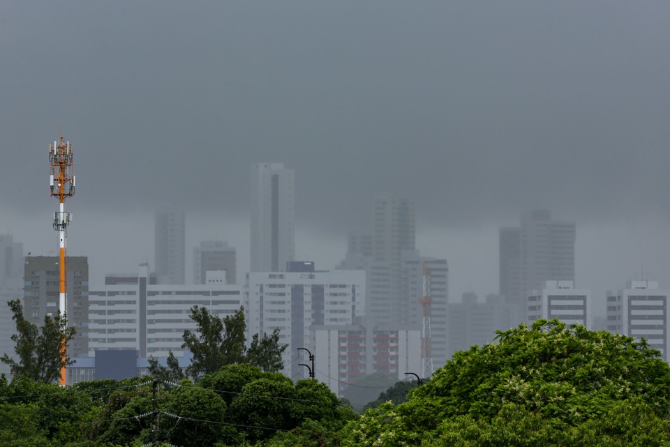De acordo com o site da Apac, no Grande Recife o clima deve estar parcialmente nublado ou totalmente nublado com pancadas de chuva de forma isolada ao longo do dia/Foto: Rafael Vieira/DP