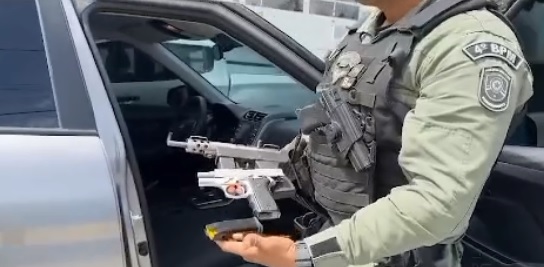 Submetralhdora e pistola 9 mm foram apreendidas/Foto: Redes Sociais