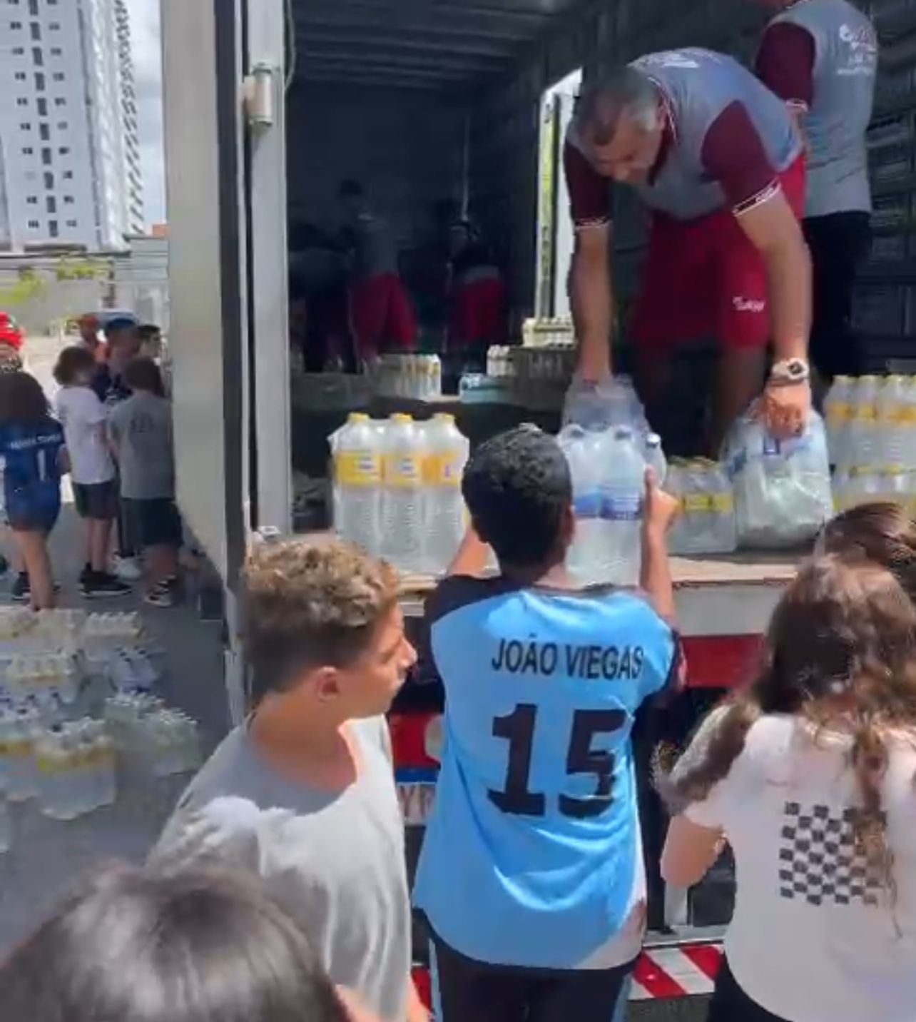 Alunos da Escola Eleva participaram ativamente do carregamento dos caminhões que levaram os donativos.