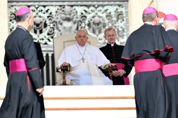 O Papa Francisco observa durante a audiência geral semanal em 15 de maio de 2024 na praça de São Pedro, no Vaticano./Crédito: ANDREAS SOLARO / AFP O Papa Francisco observa durante a audiência geral semanal em 15 de maio de 2024 na praça de São Pedro, no Vaticano./Crédito: ANDREAS SOLARO / AFP