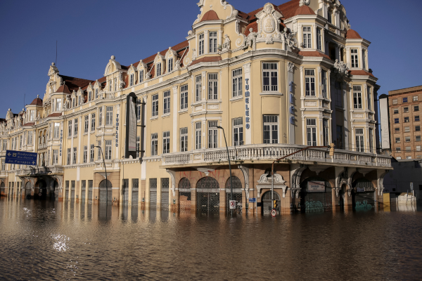 Vista de uma rua inundada no centro histórico de Porto Alegre, Rio Grande do Sul/Crédito: ANSELMO CUNHA / AFP