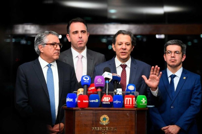 Os ministros Fernando Haddad e Alexandre Padilha apresentaram ao presidente do Senado, Rodrigo Pacheco, alternativa à reoneração/foto: Marcos Oliveira/Agência Senado Os ministros Fernando Haddad e Alexandre Padilha apresentaram ao presidente do Senado, Rodrigo Pacheco, alternativa à reoneração/foto: Marcos Oliveira/Agência Senado