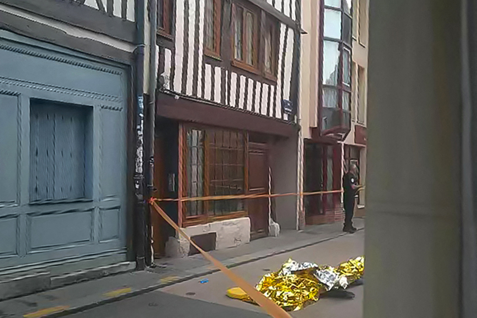 Cobertor de emergência cobrindo o corpo de um homem morto a tiros pela polícia que teria tentado atear fogo a uma sinagoga e depois ameaçado um policial com uma faca, na cidade de Rouen/Foto: -UGC / UGC / AFP Cobertor de emergência cobrindo o corpo de um homem morto a tiros pela polícia que teria tentado atear fogo a uma sinagoga e depois ameaçado um policial com uma faca, na cidade de Rouen/Foto: -UGC / UGC / AFP