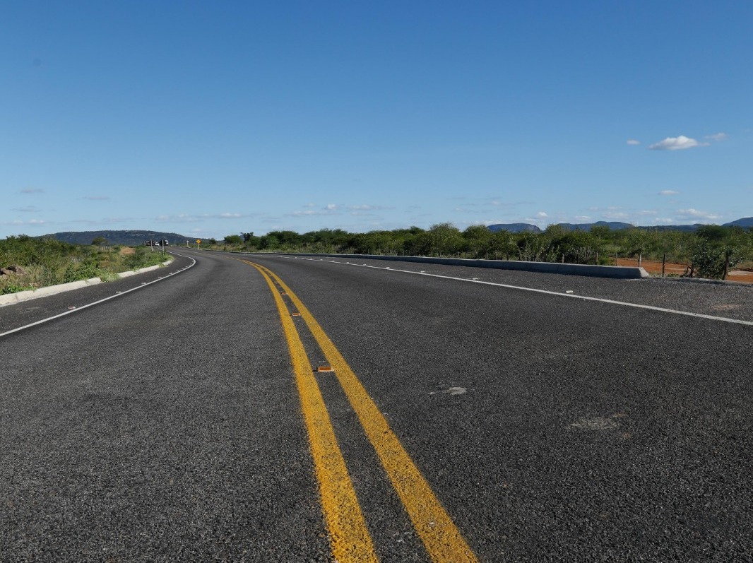 Os serviços feitos na rodovia consistem em terraplenagem, implantação da nova estrutura do pavimento com asfalto em Concreto Betuminoso Usinado a Quente (CBUQ) e sistema de drenagem, além de sinalização horizontal e vertical/Foto: Hesíodo Góes/Secom Os serviços feitos na rodovia consistem em terraplenagem, implantação da nova estrutura do pavimento com asfalto em Concreto Betuminoso Usinado a Quente (CBUQ) e sistema de drenagem, além de sinalização horizontal e vertical/Foto: Hesíodo Góes/Secom