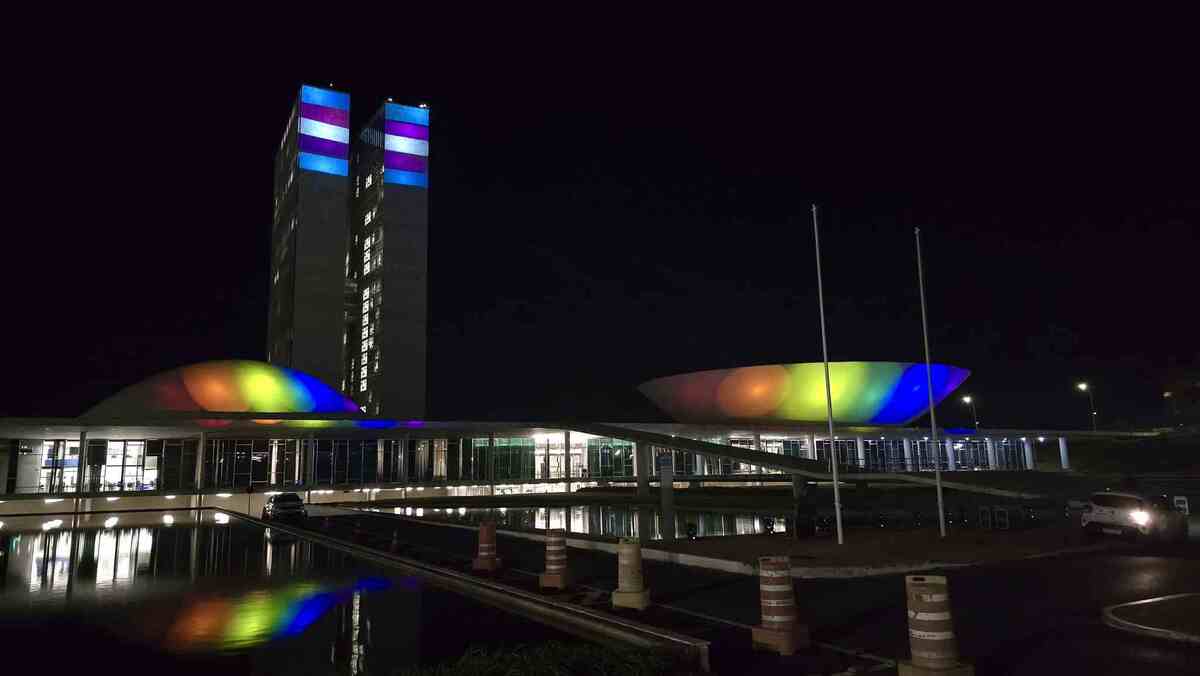 Congresso Nacional iluminado no Dia Internacional contra a LGBTFobia/foto: Reprodução/X