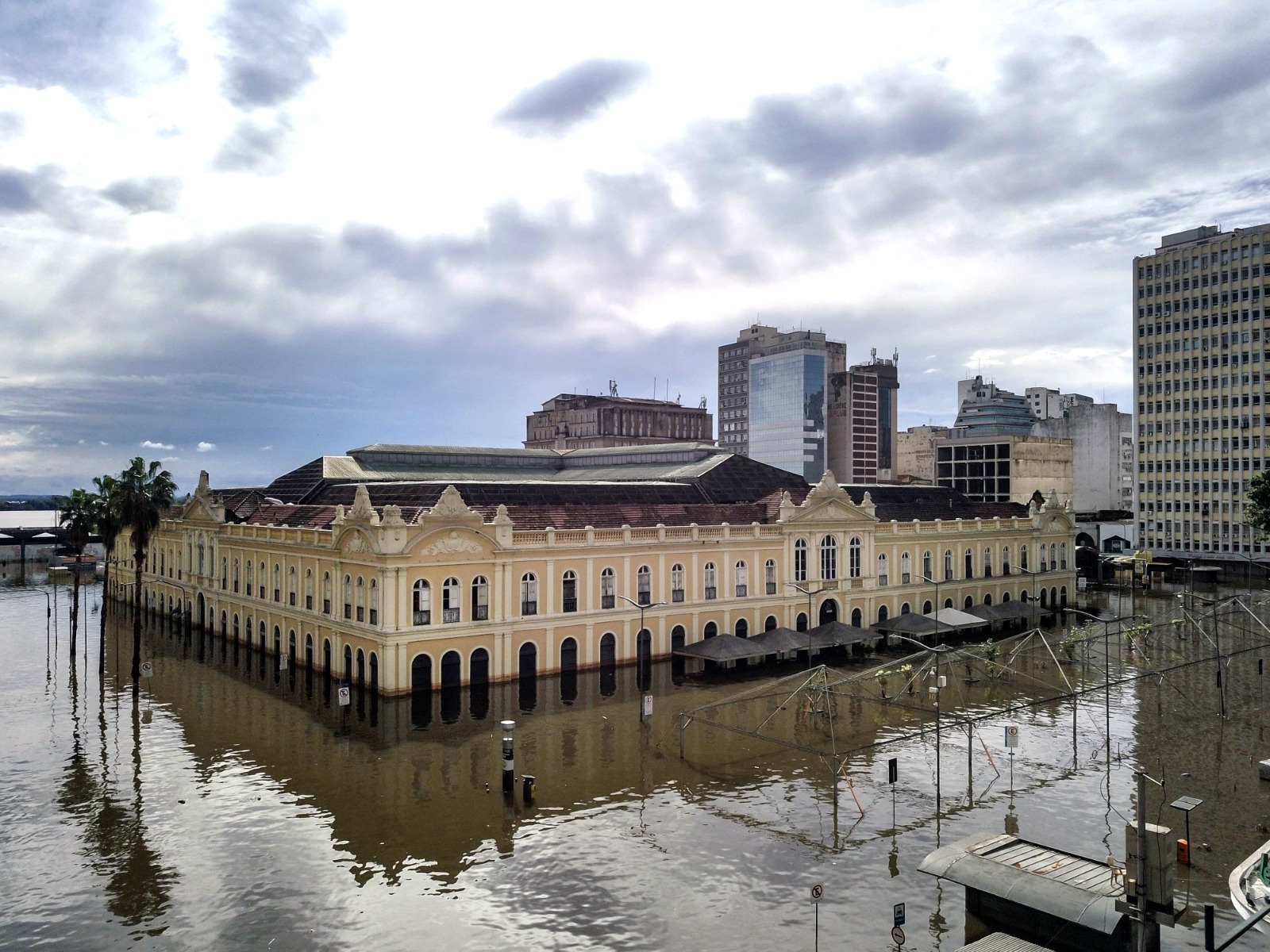 Capital Porto Alegre ainda inundada: planejamento do governo prevê frentes emergencial, de médio e de longo prazos/Rafa Neddermeyer/Agência Brasil Capital Porto Alegre ainda inundada: planejamento do governo prevê frentes emergencial, de médio e de longo prazos/Rafa Neddermeyer/Agência Brasil