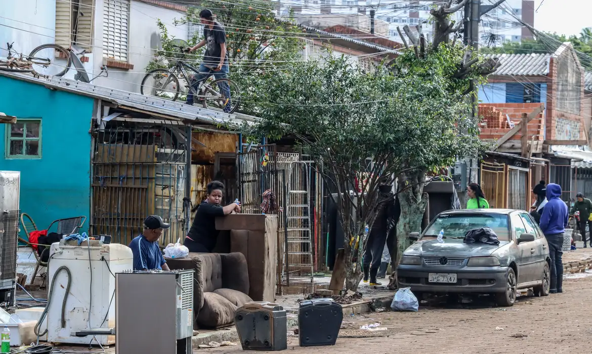 Enchente inutilizou vários pertences de moradores da capital/foto: Rafa Neddermeyer/Agência Brasil Enchente inutilizou vários pertences de moradores da capital/foto: Rafa Neddermeyer/Agência Brasil