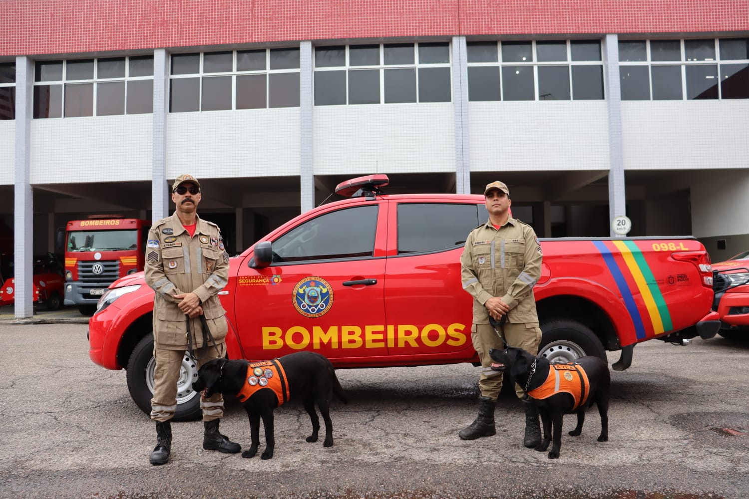 Os dois binômios, como são conhecidos neste tipo de resgate, viajaram na madrugada de hoje e se juntaram aos outros militares que integram a Missão PE/RS dos bombeiros/Foto: Divulgação/CBMPE Os dois binômios, como são conhecidos neste tipo de resgate, viajaram na madrugada de hoje e se juntaram aos outros militares que integram a Missão PE/RS dos bombeiros/Foto: Divulgação/CBMPE