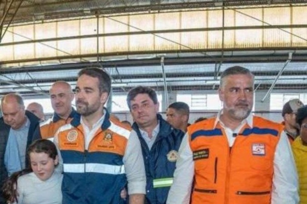 Eduardo Leite e o ministro Paulo Pimenta, em visita a um abrigo público, em Porto Alegre: ''Visões distintas vão aflorar de forma muito intensa''/crédito: Mauricio Tonetto/Palácio Piratini Eduardo Leite e o ministro Paulo Pimenta, em visita a um abrigo público, em Porto Alegre: ''Visões distintas vão aflorar de forma muito intensa''/crédito: Mauricio Tonetto/Palácio Piratini