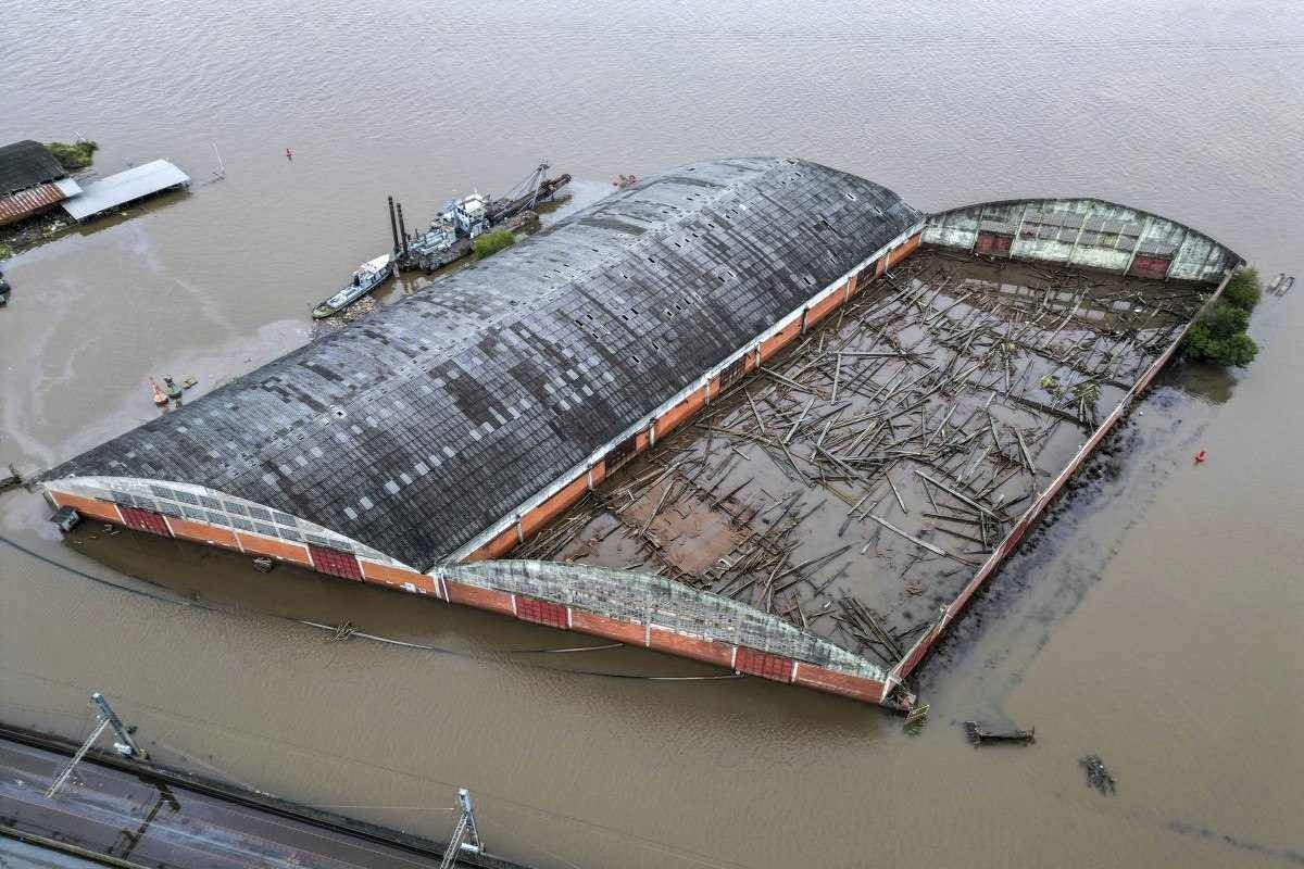 Vista aérea de um armazém destruído por enchentes na zona portuária de Porto Alegre