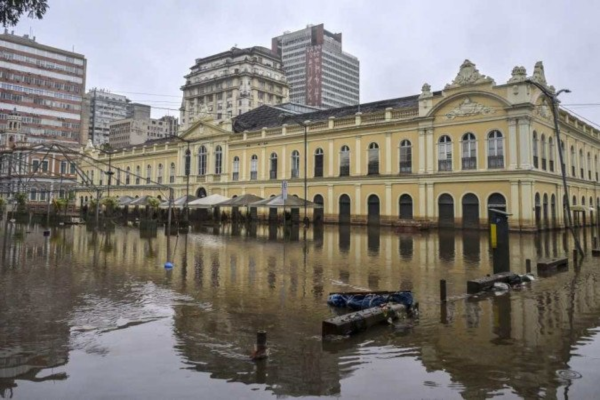 Ruas do centro de Porto Alegre continuavam alagadas ontem/crédito: NELSON ALMEIDA/AFP Ruas do centro de Porto Alegre continuavam alagadas ontem/crédito: NELSON ALMEIDA/AFP
