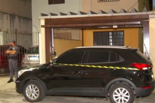 Policiais na frente da casa de adolescente que confessou ter matado a tiros os pais adotivos e a irmã em SP/Crédito: Reprodução / TV Globo Policiais na frente da casa de adolescente que confessou ter matado a tiros os pais adotivos e a irmã em SP/Crédito: Reprodução / TV Globo