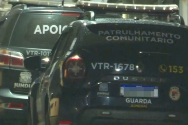 Viaturas da GCM de Jundiaí nas proximidades da casa de adolescente que confessou ter matado a tiros os pais adotivos e a irmã em SP/Crédito: Reprodução / TV Globo Viaturas da GCM de Jundiaí nas proximidades da casa de adolescente que confessou ter matado a tiros os pais adotivos e a irmã em SP/Crédito: Reprodução / TV Globo