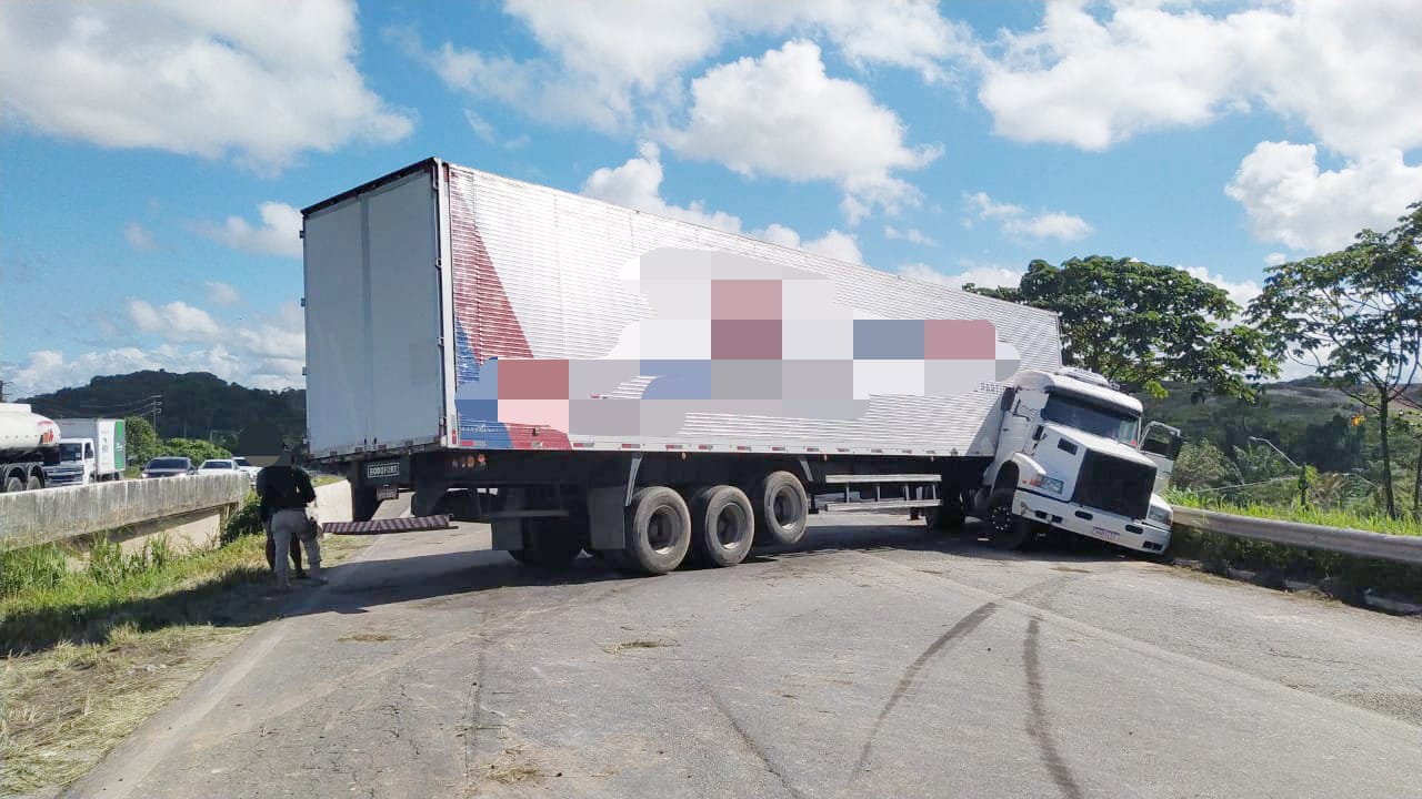 Caminhão ficou atravessado na BR-101/Foto: PRF Caminhão ficou atravessado na BR-101/Foto: PRF
