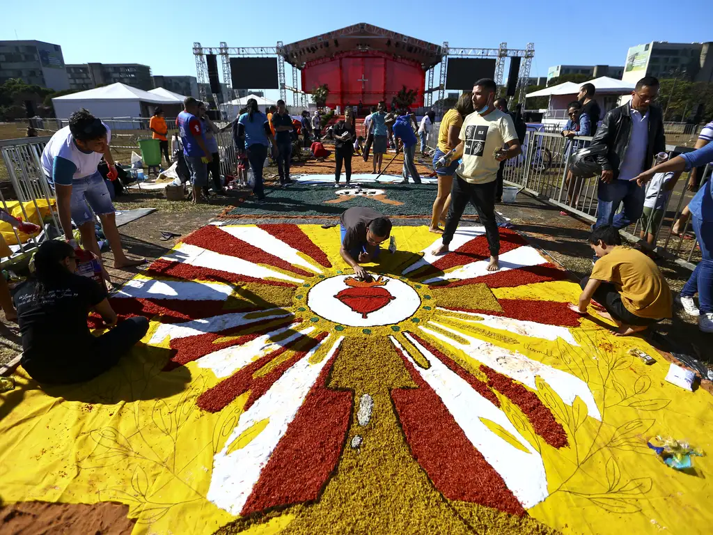 No Brasil, são realizadas diversas atividades para marcar a data, entre elas a tradicional confecção de tapetes nas ruas/Foto: Marcelo Camargo/Agência Brasil No Brasil, são realizadas diversas atividades para marcar a data, entre elas a tradicional confecção de tapetes nas ruas/Foto: Marcelo Camargo/Agência Brasil