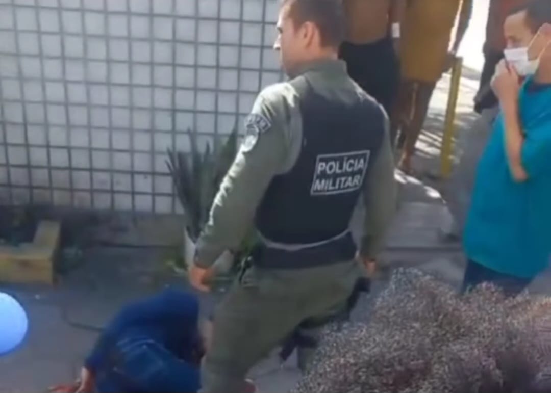 Um vídeo que circula nas redes sociais mostra o assaltante algemado no chão e com manchas de sangue pelo corpo/Foto: Reprodução/Instagram Um vídeo que circula nas redes sociais mostra o assaltante algemado no chão e com manchas de sangue pelo corpo/Foto: Reprodução/Instagram