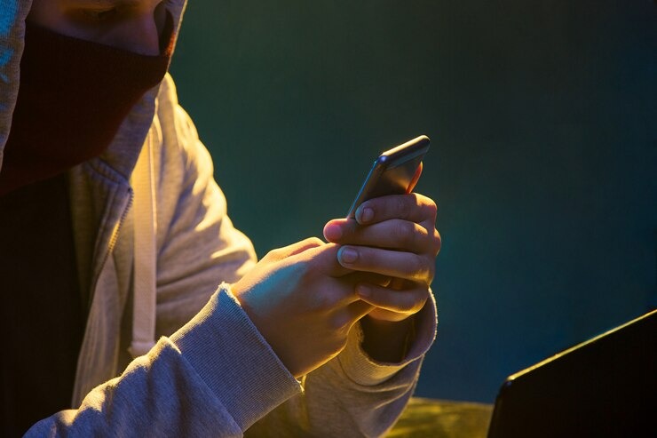Na prática, o crime se consolida através de comentários invasivos e constantes no perfil de uma mesma pessoa, criação de perfis falsos para monitorar a rotina de outro usuário de rede social, entre outras ações/Foto: Freepik