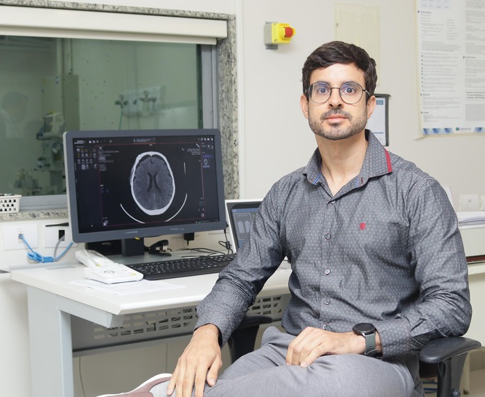 Neurologista Mário Mélo explica que as crises podem ser causadas por fatores externos/Priscilla Melo / DP Foto Neurologista Mário Mélo explica que as crises podem ser causadas por fatores externos/Priscilla Melo / DP Foto