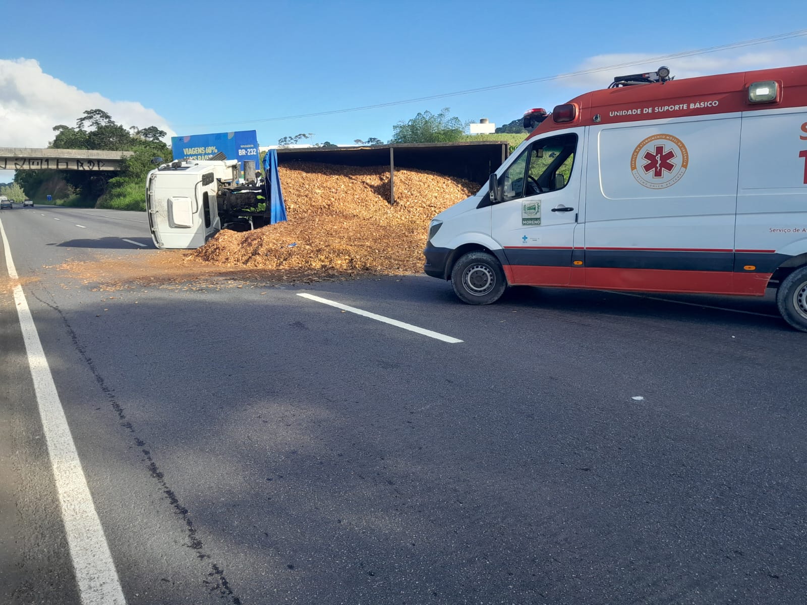 Carga ficou espalhada na pista e motorista foi socorrido pelo Samu/Foto: PRF Carga ficou espalhada na pista e motorista foi socorrido pelo Samu/Foto: PRF