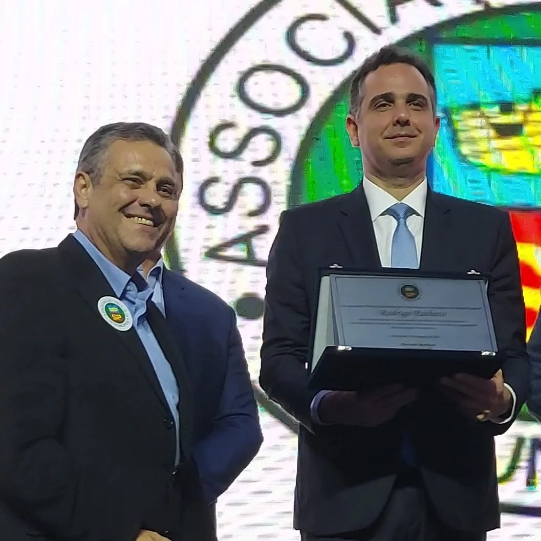 O presidente do Congresso Nacional recebeu de Marcelo Barbieri uma placa em nome da Associação Paulista de Municípios (APM) em homenagem à luta de Pacheco por assegurar a desoneração da folha/Foto: Associação Paulista de Municípios O presidente do Congresso Nacional recebeu de Marcelo Barbieri uma placa em nome da Associação Paulista de Municípios (APM) em homenagem à luta de Pacheco por assegurar a desoneração da folha/Foto: Associação Paulista de Municípios