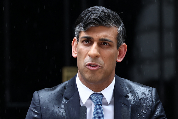 O primeiro-ministro da Grã-Bretanha, Rishi Sunak, faz um discurso para anunciar o dia 4 de julho como a data das próximas eleições gerais do Reino Unido, no número 10 da Downing Street, no centro de Londres/Crédito: HENRY NICHOLLS / AFP O primeiro-ministro da Grã-Bretanha, Rishi Sunak, faz um discurso para anunciar o dia 4 de julho como a data das próximas eleições gerais do Reino Unido, no número 10 da Downing Street, no centro de Londres/Crédito: HENRY NICHOLLS / AFP