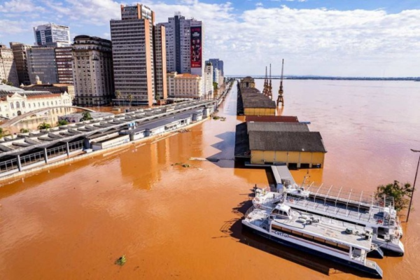 Populações de cidades vizinhas a rios, como Porto Alegre, têm risco 62% de sofrem doenças gastrointestinais devido ao transbordamento de esgoto/Crédito: Gustavo Mansur/ Palácio Piratini Populações de cidades vizinhas a rios, como Porto Alegre, têm risco 62% de sofrem doenças gastrointestinais devido ao transbordamento de esgoto/Crédito: Gustavo Mansur/ Palácio Piratini
