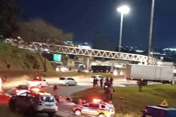 Acidente entre carreta e moto mata duas pessoas no Anel Rodoviário em Belo Horizonte/Crédito: Redes Sociais Acidente entre carreta e moto mata duas pessoas no Anel Rodoviário em Belo Horizonte/Crédito: Redes Sociais