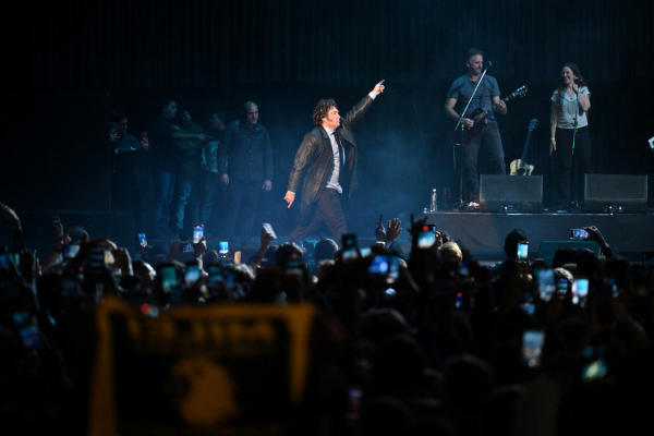 O presidente argentino Javier Milei (C) dança durante a apresentação de seu novo livro