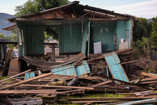 Vista de uma casa destruída após enchente em Encantado, Rio Grande do Sul/Crédito: NELSON ALMEIDA / AFP Vista de uma casa destruída após enchente em Encantado, Rio Grande do Sul/Crédito: NELSON ALMEIDA / AFP