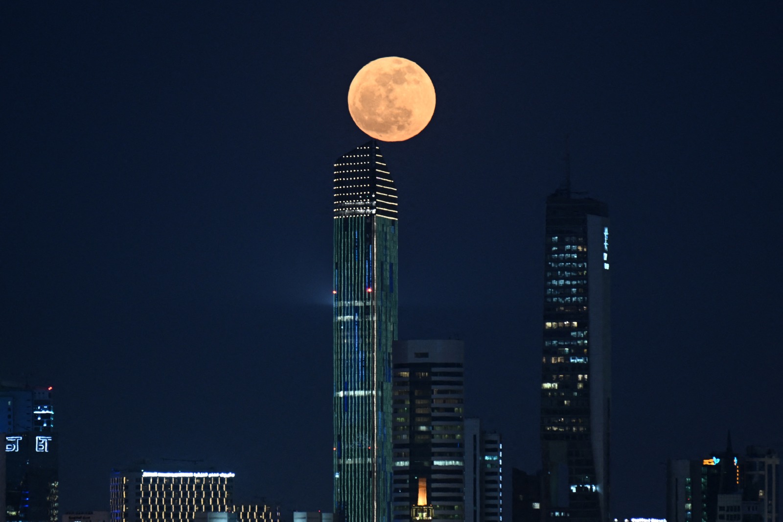 Lua cheia na cidade do Cidade do Kuwait nesta quinta (23)/Foto: YASSER AL-ZAYYAT / AFP Lua cheia na cidade do Cidade do Kuwait nesta quinta (23)/Foto: YASSER AL-ZAYYAT / AFP