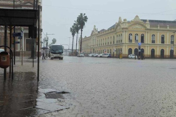 Com uma intensidade esperada de 200 mm, segundo a meteorologia, a água tem subido de forma rápida, gerando ondas pelas vias da capital/foto: Reprodução/Redes Sociais Com uma intensidade esperada de 200 mm, segundo a meteorologia, a água tem subido de forma rápida, gerando ondas pelas vias da capital/foto: Reprodução/Redes Sociais