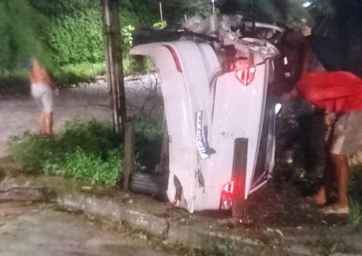 O carro era um Voyage branco e, segundo informações extraoficiais, havia sido roubado/Foto: Reprodução/Telegram O carro era um Voyage branco e, segundo informações extraoficiais, havia sido roubado/Foto: Reprodução/Telegram