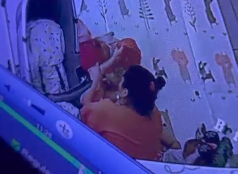 /A babá presa foi flagrada praticando maus-tratos contra bebê e criança (Foto: Reprodução) /A babá presa foi flagrada praticando maus-tratos contra bebê e criança (Foto: Reprodução)