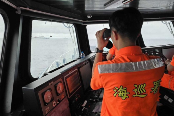 Oficial da Guarda Costeira de Taiwan monitora navio de guerra chinês (E), ao norte da Ilha de Pengjja/Crédito: Guarda Costeira de Taiwan/AFP Oficial da Guarda Costeira de Taiwan monitora navio de guerra chinês (E), ao norte da Ilha de Pengjja/Crédito: Guarda Costeira de Taiwan/AFP