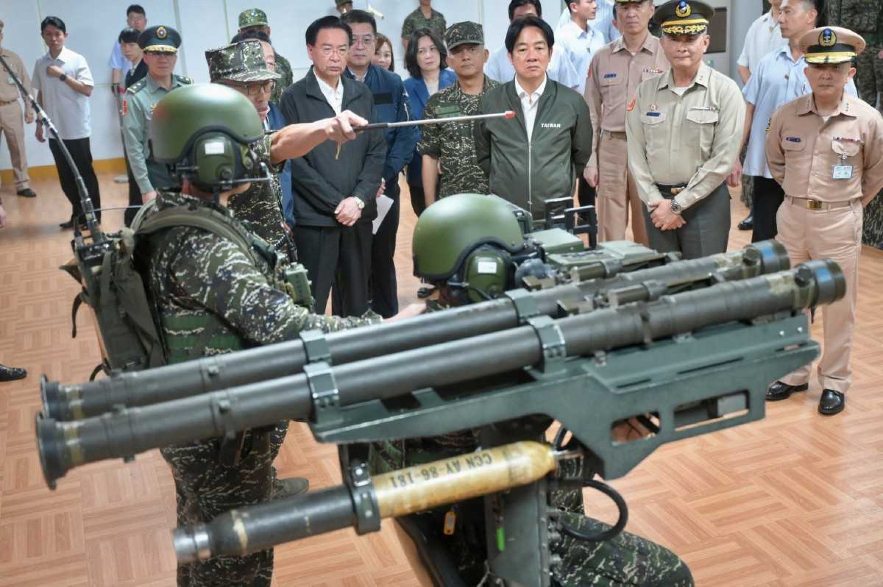 O presidente de Taiwan, Lai Ching-te (C), assiste a demonstração sobre sistema de defesa aérea fabricado pelos EUA, ao visitar tropas em Taoyuan