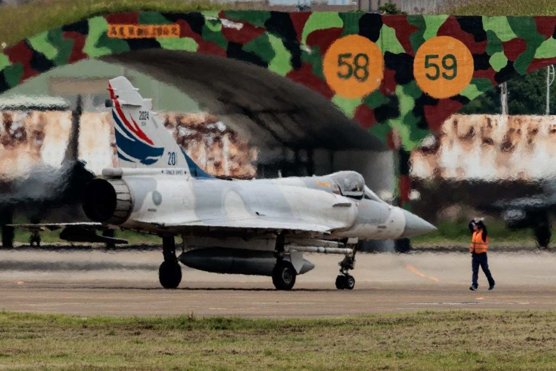Mirage 2000 da Força Aérea Taiwanesa se prepara para decolar da base de Hsinchu (norte)