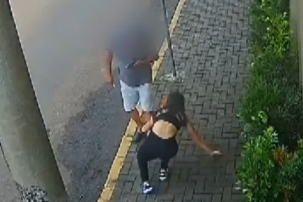 Momento em que Isabelly Aparecida é atacada com ácido no rosto/Crédito: Reprodução Momento em que Isabelly Aparecida é atacada com ácido no rosto/Crédito: Reprodução