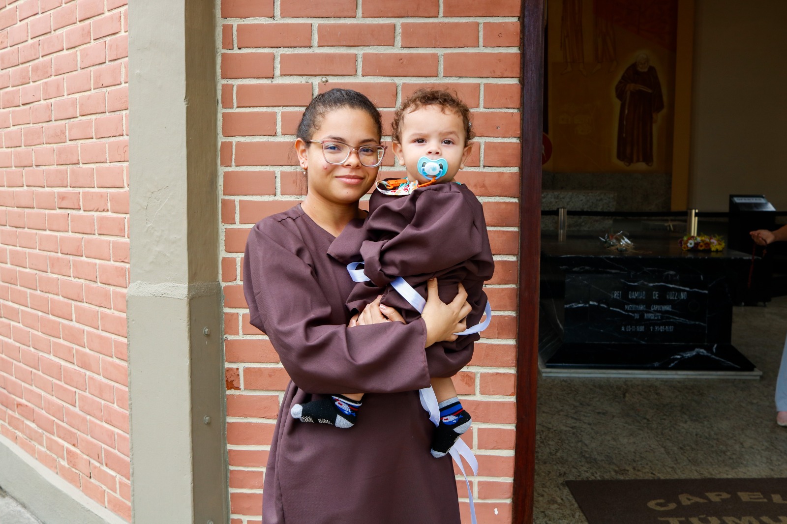 Lucielly levou o filho ao convento 