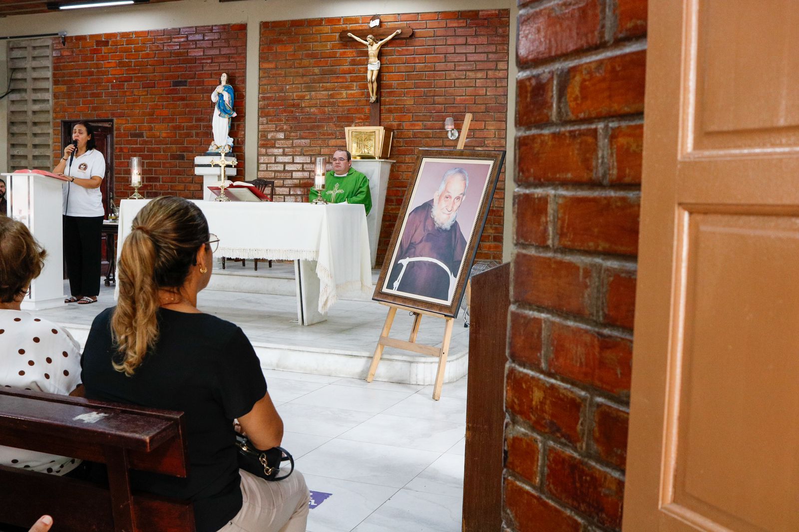 Devotos participam da festa de Frei Damião, no Recife 