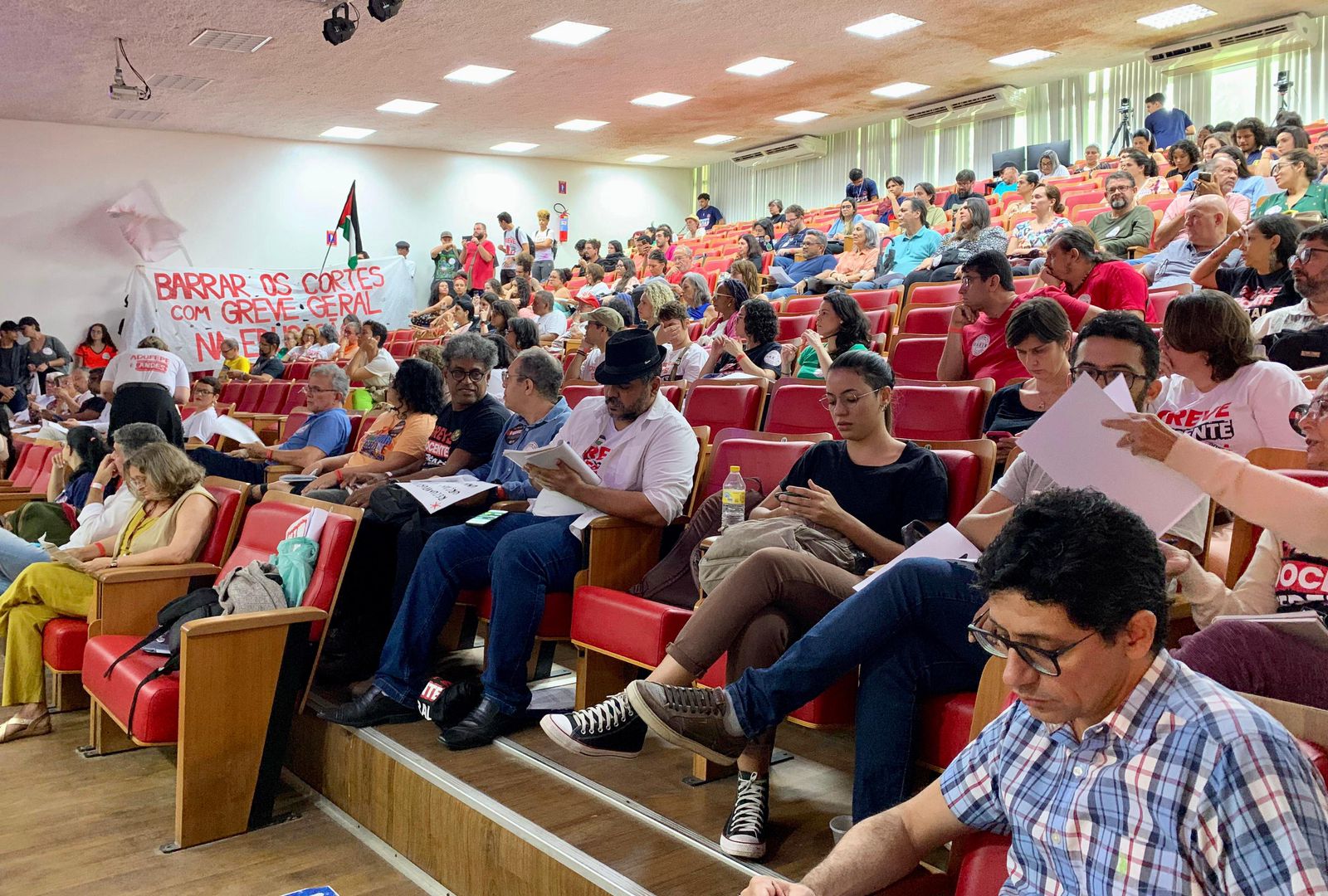 Profesores votaram pela manutenção da greve na UFPE/Foto: Adufepe