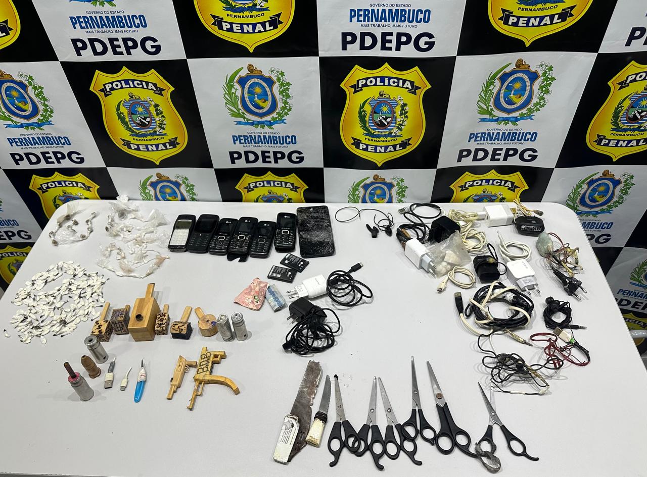 Armas, drogas e celulares foram aprendidos