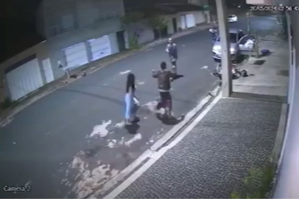 Momento em que os assaltantes surpreende o casal/Cr&eacute;dito: Reprodu&ccedil;&atilde;o
