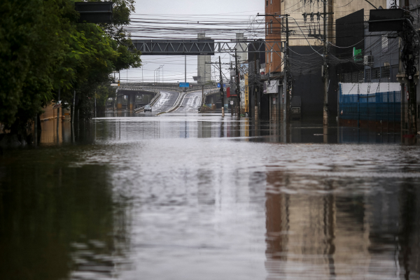 Rua alagada é vista em Porto Alegre, Rio Grande do Sul/Crédito: ANSELMO CUNHA / AFP Rua alagada é vista em Porto Alegre, Rio Grande do Sul/Crédito: ANSELMO CUNHA / AFP