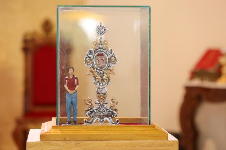 A relíquia vai seguir para outras paróquias de cidades próximas como Vitória de Santo Antão, mas na próxima quinta-feira (30) as visitas serão retomadas na sede da Obra de Maria/Foto: Cortesia A relíquia vai seguir para outras paróquias de cidades próximas como Vitória de Santo Antão, mas na próxima quinta-feira (30) as visitas serão retomadas na sede da Obra de Maria/Foto: Cortesia