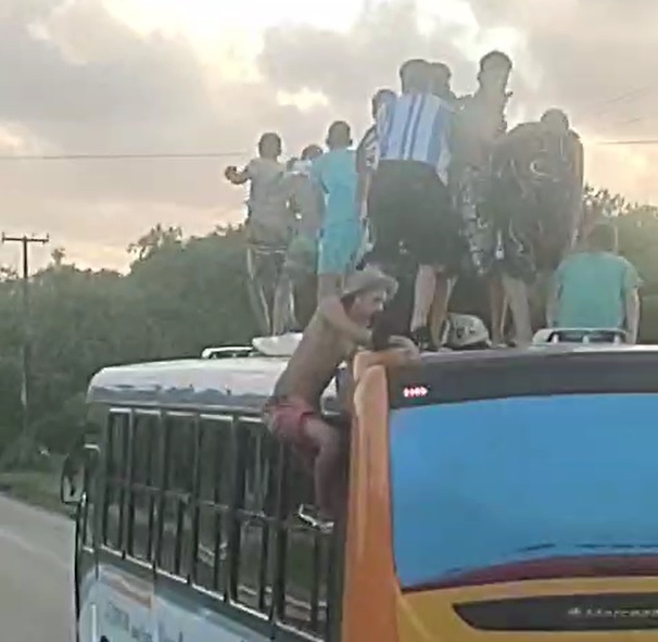 Jovens surfam e pulam sobre ônibus/Foto: Reprodução/Sindicato dos Rodoviários Jovens surfam e pulam sobre ônibus/Foto: Reprodução/Sindicato dos Rodoviários